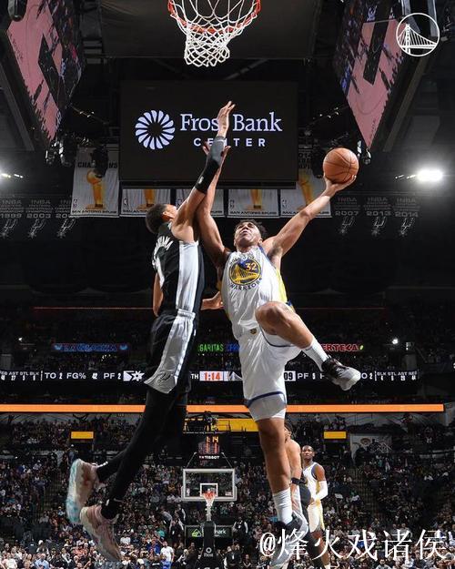 文班亚马右侧落位 转身后仰倒地命中 文班亚马右侧落位 转身后仰倒地命中