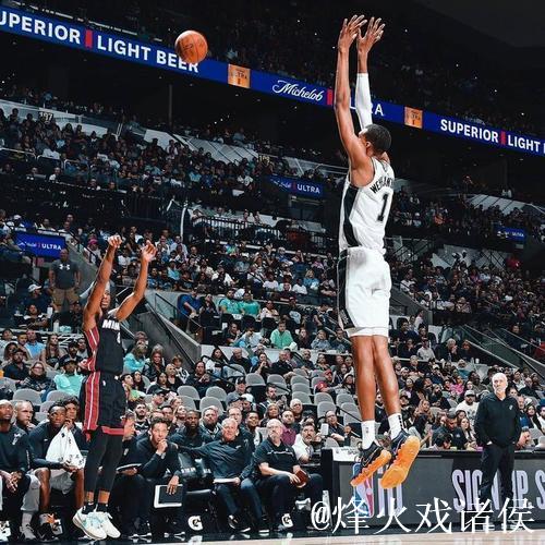 文班亚马右侧落位 转身后仰倒地命中 文班亚马右侧落位 转身后仰倒地命中